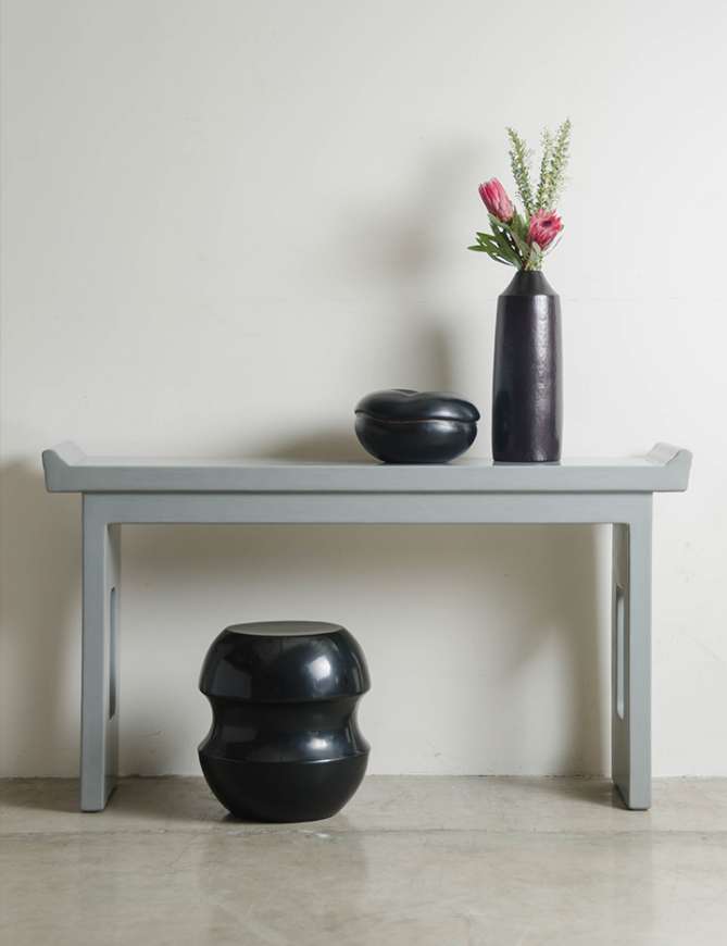 Picture of ALTAR TABLE - GREY LACQUER AND ZONG DRUMSTOOL - BLACK LACQUER